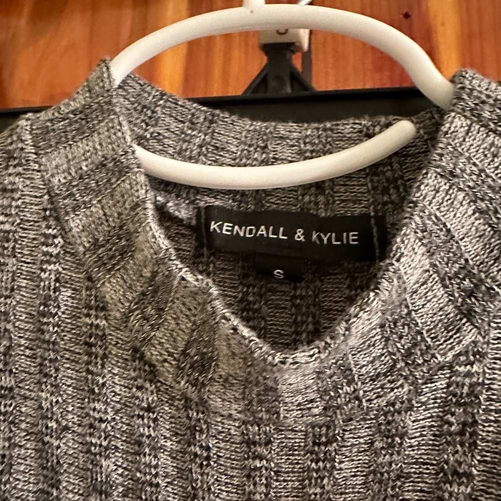 Small Kendall and Kyle Ribbed Shoulder Shirt
